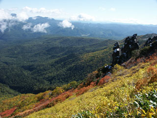 紅葉と山並み