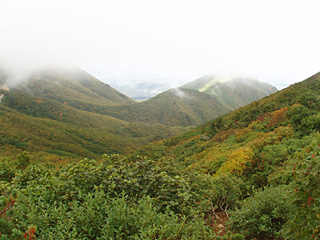 色づき始めた山々