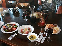 夕食メニューはビーフシチュー、サラダ、スープ、パン、ワイン 夕食メニューはビーフシチュー、サラダ、スープ、パン、ワイン