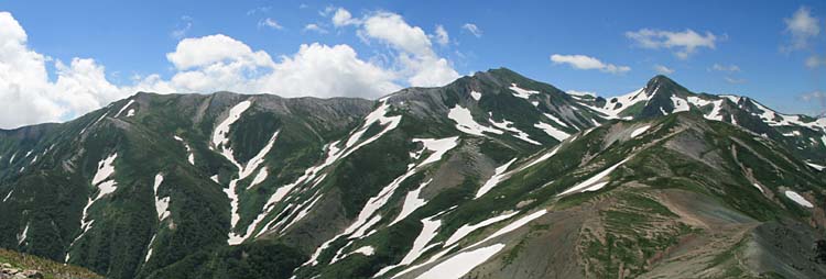 山頂からは、昨日歩いてきたこ蓮華岳の稜線が目の前に見えました。