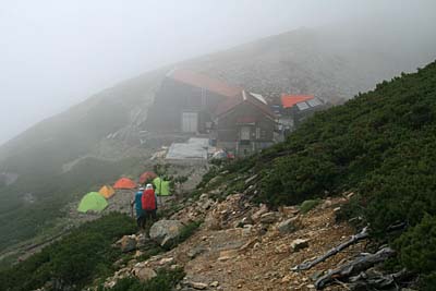 赤い屋根の北岳山荘の写真