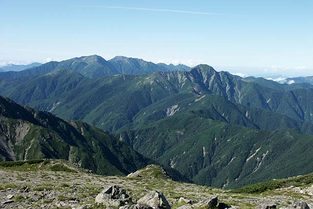 間ノ岳山頂から見た 盟主南アルプスの山々の写真