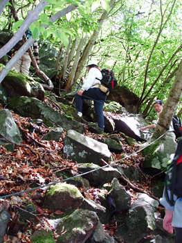 急勾配の登山道