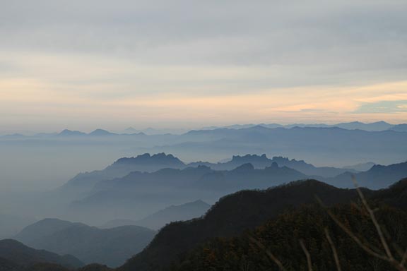 険しい峰々が連なる妙義山。ギザギザした山容がとても印象的。