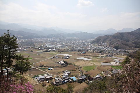 里の景色を見下ろした写真