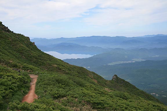 写真。右手に田沢湖が見えてきました