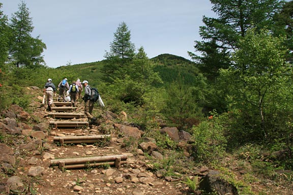 正面に角間山を眺め、整備された木の階段を登る