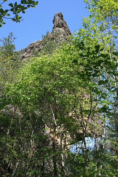 ニョッキリと突き出た仏岩の写真。10メートルくらいはあるだろうか!