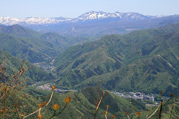 山頂から見えた山の写真