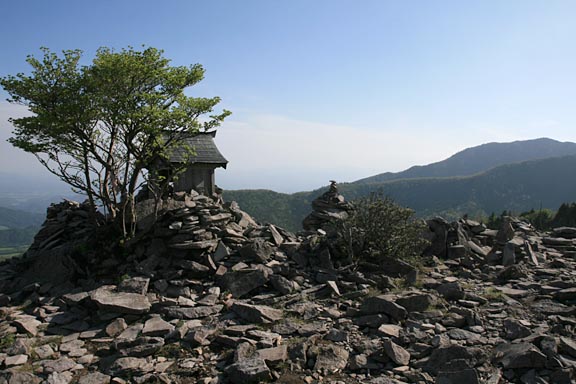 賽の河原のような殺伐とした景色だけど、登ってきた釈迦ヶ岳が目の前に、前方には矢板の町が広がっている。