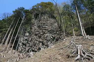 荒々しい岩壁がそそり立つ写真