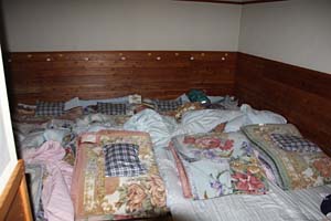 今日は布団一枚にひとり。ゆっくり眠れます。写真