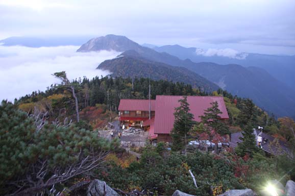 山荘の向こうに焼岳が見えます。
