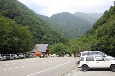 七倉山荘前駐車場