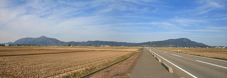 五ヶ峠に向かう道から見た弥彦山と角田山 五ヶ峠に向かう道から見た弥彦山と角田山