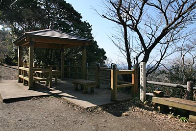 並んで東屋が立っています