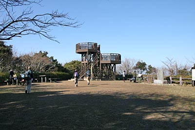 広い広場に展望台が立っています