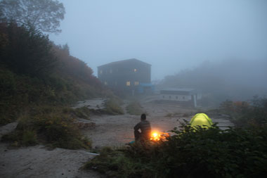 薄暗い出発時の早月小屋前
