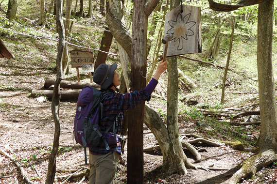 案内板に「天狗さまにご用のかたは、このうんぱんを鳴らしてください」と書いてあった。うんぱんを鳴らして通ります
